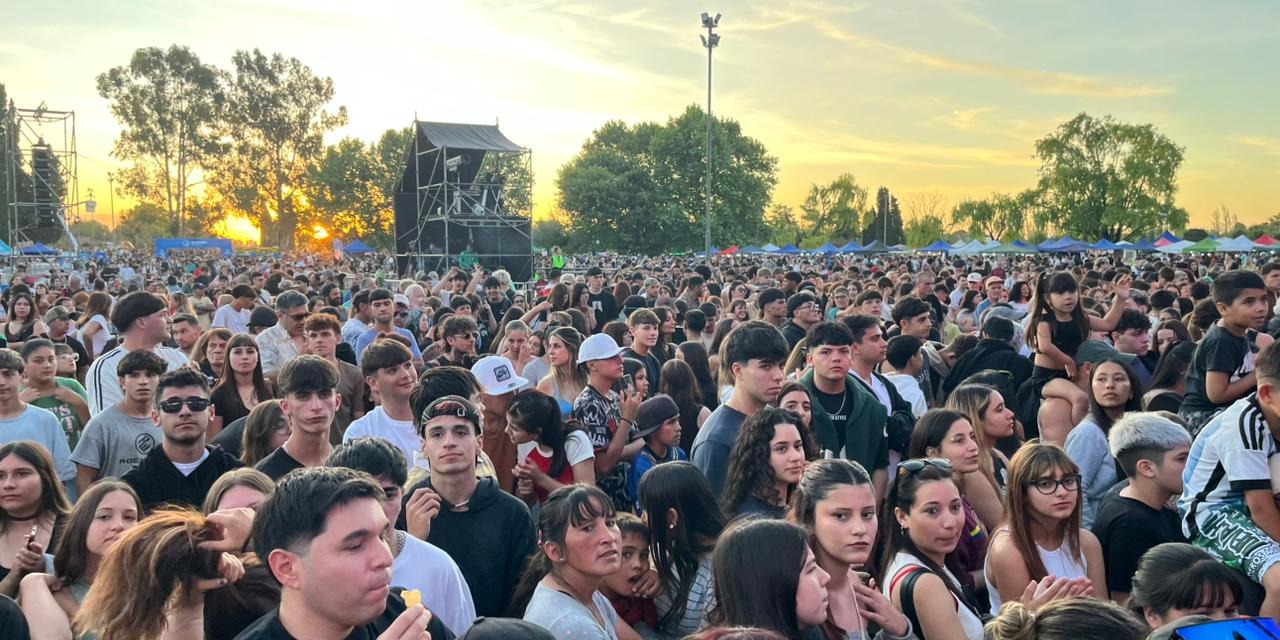 Una multitud celebra los 158 aos de Olavarra